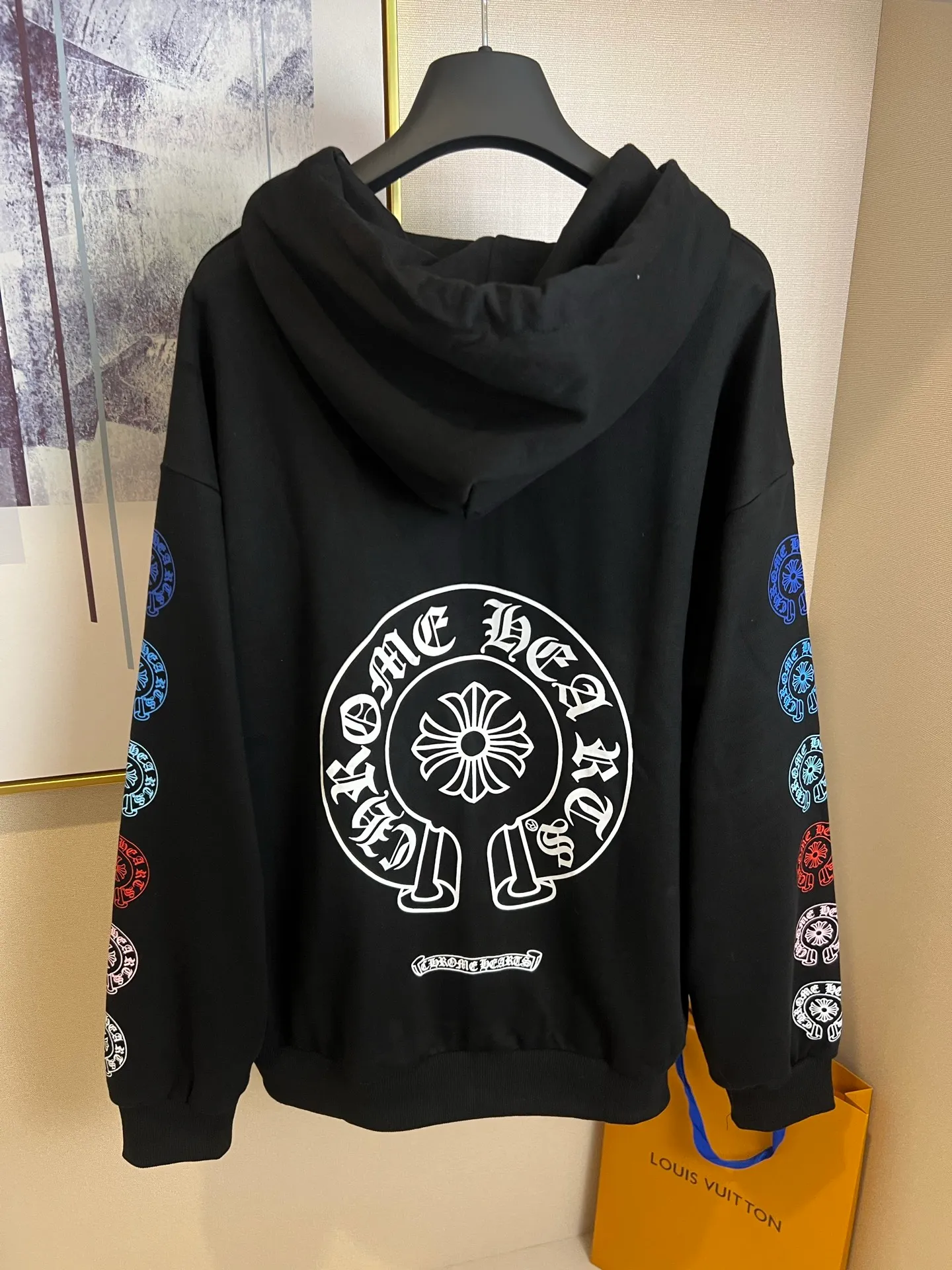 P360 Size: S/M/L/XL White/Black Unisex Chrome Hearts classic colorful horseshoe zipper sweatshirt jacket, customized fabric Sanskrit contrasting color Large and comfortable version The color combination is super nice! Full of high-end, so handsome, and a must-have, it’s worth buying!  ⚠️Washing method: For pure cotton products, please wrap the laundry bag inside out and machine wash quickly in cold water! ! Do not soak/wash in warm water!